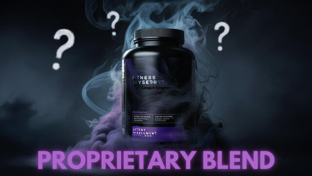 Onduidelijk supplementlabel met rook en vraagtekens, visuele weergave van de misleiding achter proprietary blends in sportvoeding.