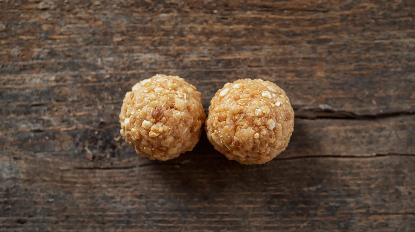 Top aanzicht foto van twee eiwitballetjes met pindakaas en kokos van Pacer nutrition recepten