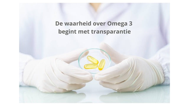 handen van een laborant in close up, witte handschoenen aan en toont 3 omega3 capsules met boven de handen in de foto de tekst, de waarheid over omega3 begint met transparantie