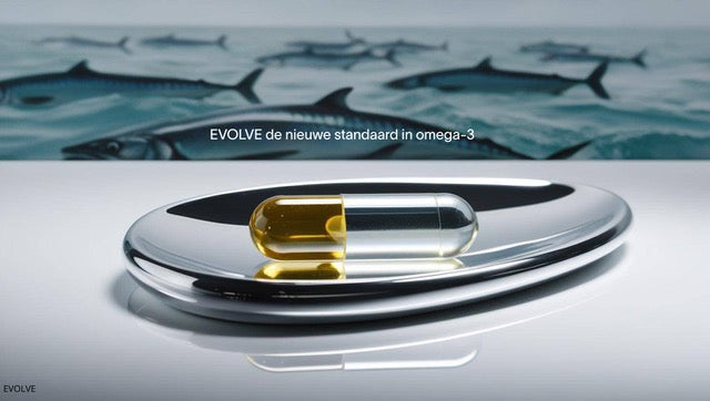 PACER EVOLVE omega-3 capsule op spiegelend oppervlak met vissen op achtergrond – de nieuwe standaard in zuivere, MSC-gecertificeerde visolie