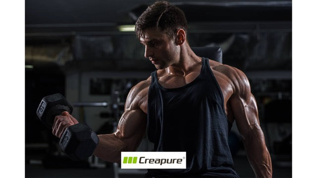Man traint met dumbbell na inname van PACER PURE met Creapure creatine