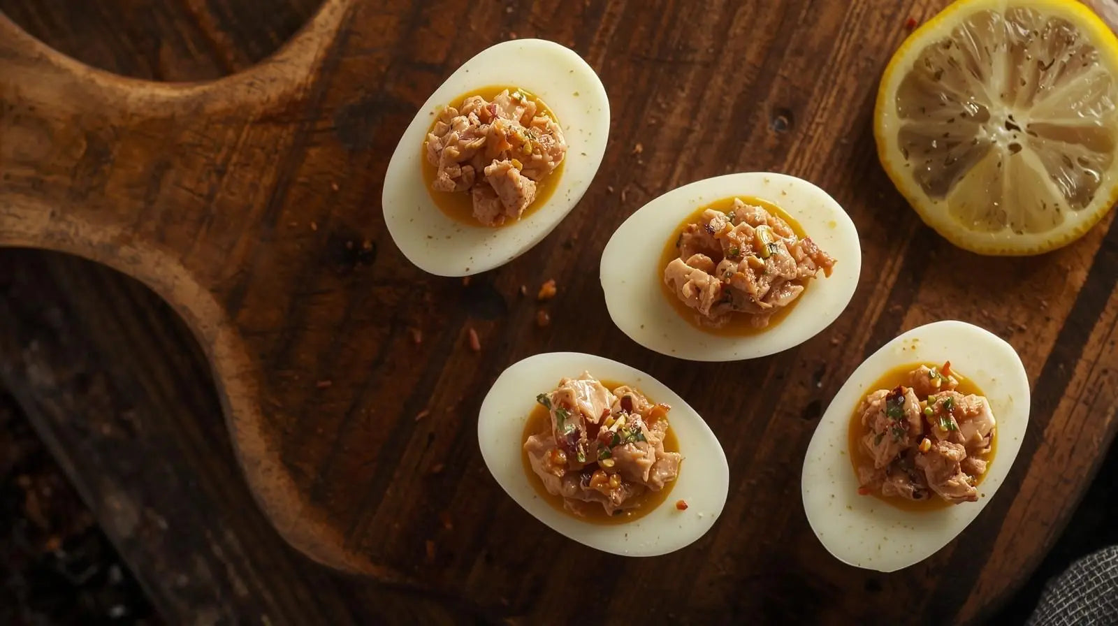 Heerlijke snack van Pacer, eieren gevuld met tonijnmengsel op een houten snijplank.