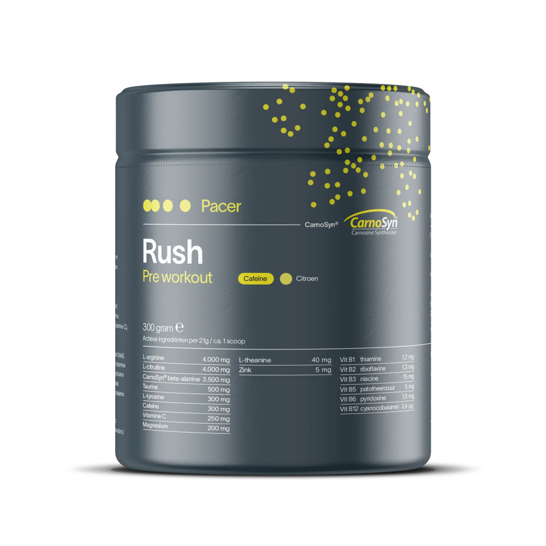 mockup van pacer rush, de pre workout met caffeine en perfect geformuleerd, van pacer nutrition in pacer grijs met pacer geel/groene stippen en toevoeging van carnosyn