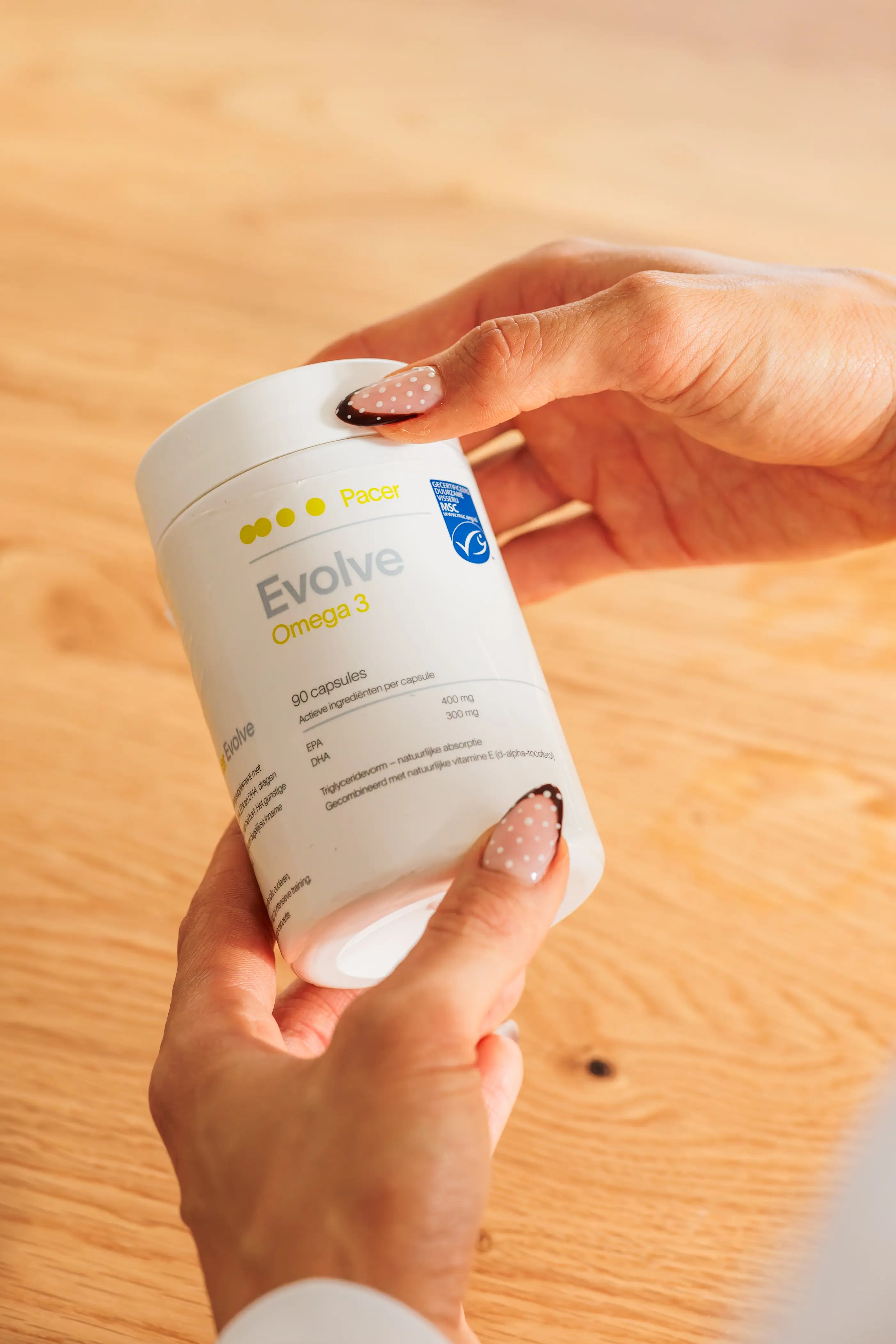 PACER EVOLVE Omega 3 – MSC-gecertificeerde visolie in pot, vastgehouden met de hand