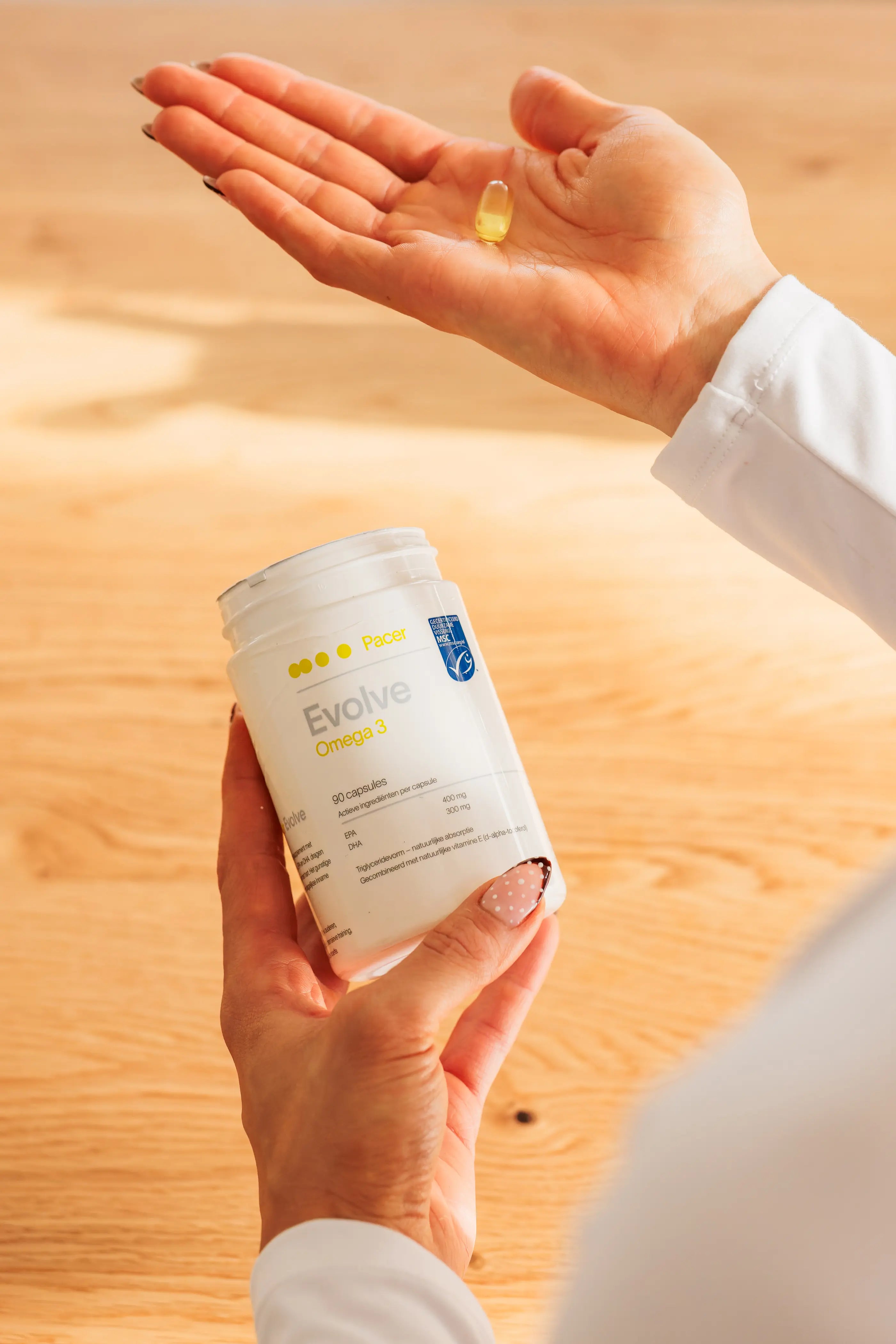 PACER EVOLVE Omega 3 in de hand — zachte visoliecapsule met 400 mg EPA en 300 mg DHA per capsule