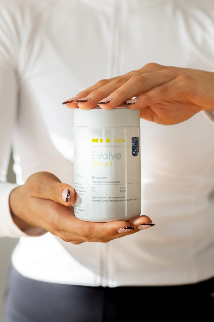 EVOLVE Omega 3 van PACER vastgehouden in beide handen – MSC-gecertificeerd visolie supplement met 400 mg EPA & 300 mg DHA