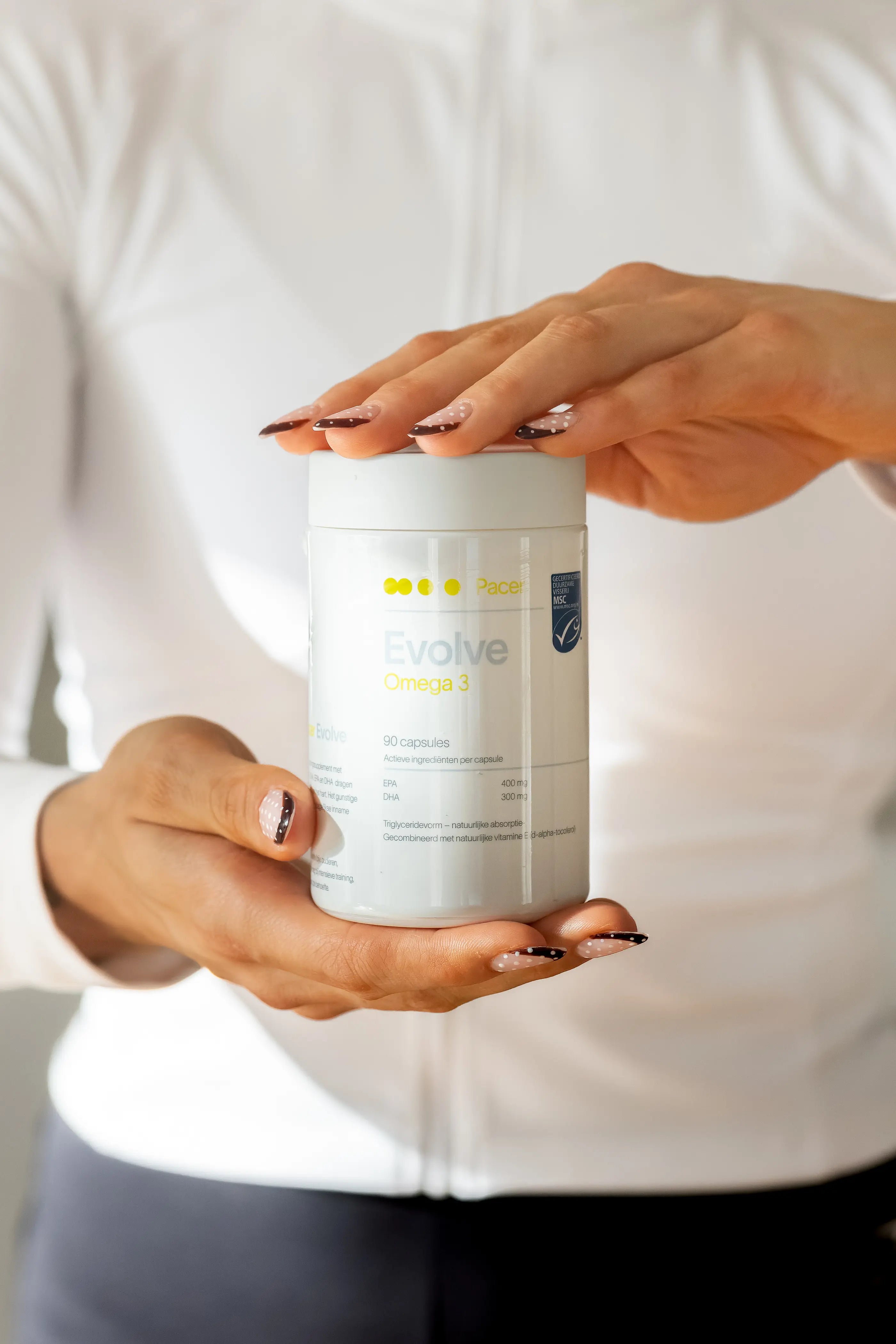 EVOLVE Omega 3 van PACER vastgehouden in beide handen – MSC-gecertificeerd visolie supplement met 400 mg EPA & 300 mg DHA
