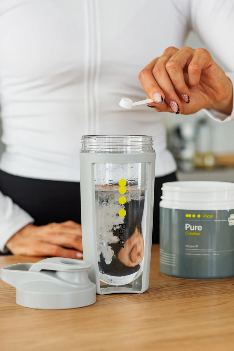 PACER FLOW shaker wordt gevuld met creatine – duurzaam, transparant design met grip en stijl