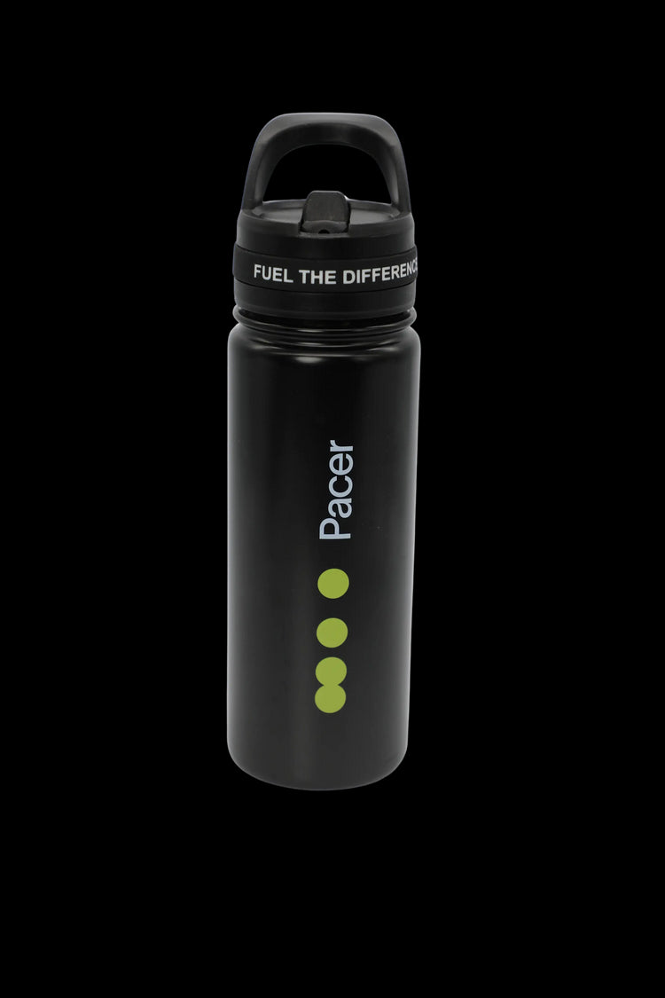 Zwarte PACER Flow thermofles 550 ml met ingebouwd rietje en slogan ‘Fuel The Difference’ op de dop