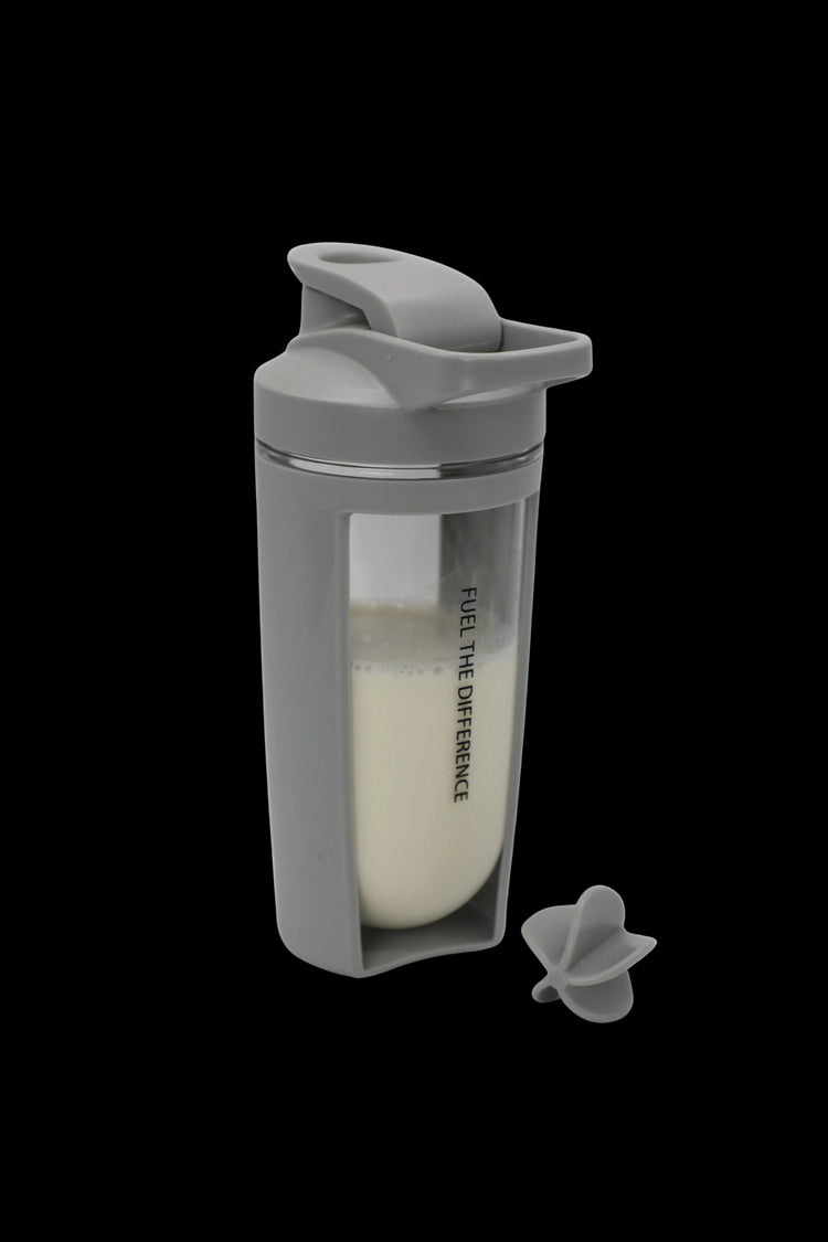 Grijze PACER shaker gevuld met eiwitshake – zijkant met tekst “Fuel the Difference”