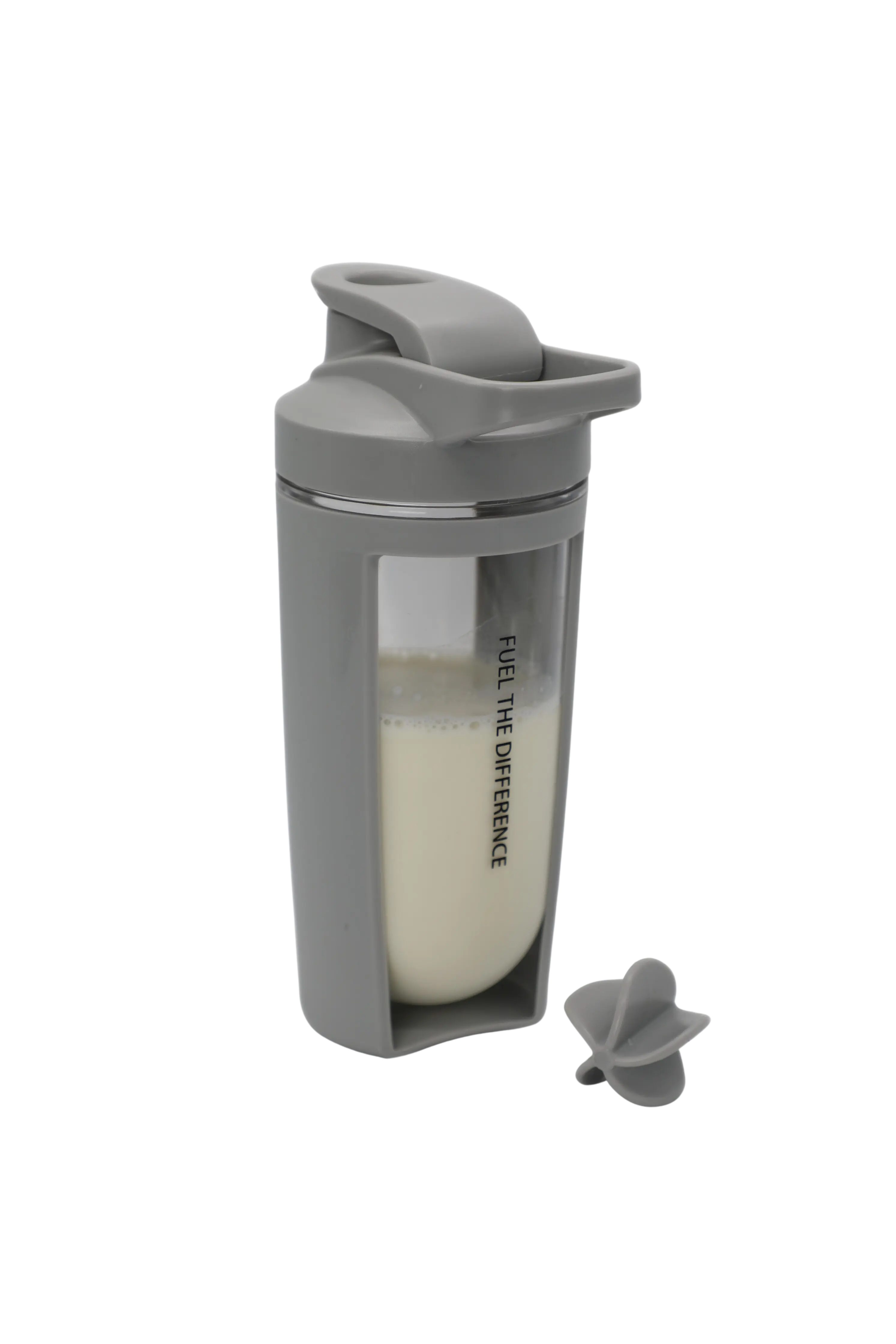 Grijze PACER shaker gevuld met eiwitshake – zijkant met tekst “Fuel the Difference”