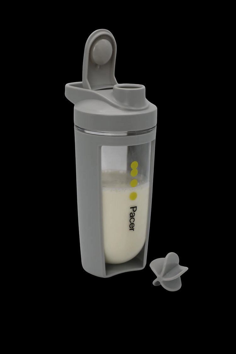 Grijze PACER shaker met PACER-logo, gevuld met shake – dop open en mengprop zichtbaar