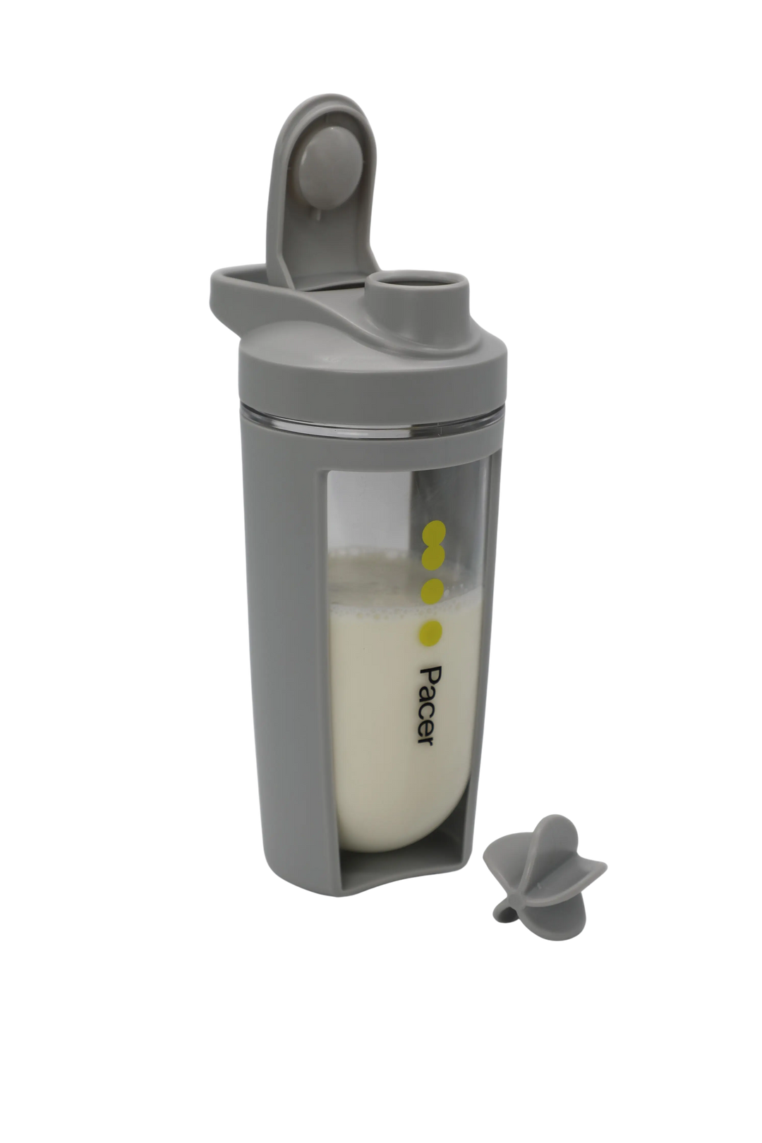 Grijze PACER shaker met PACER-logo, gevuld met shake – dop open en mengprop zichtbaar