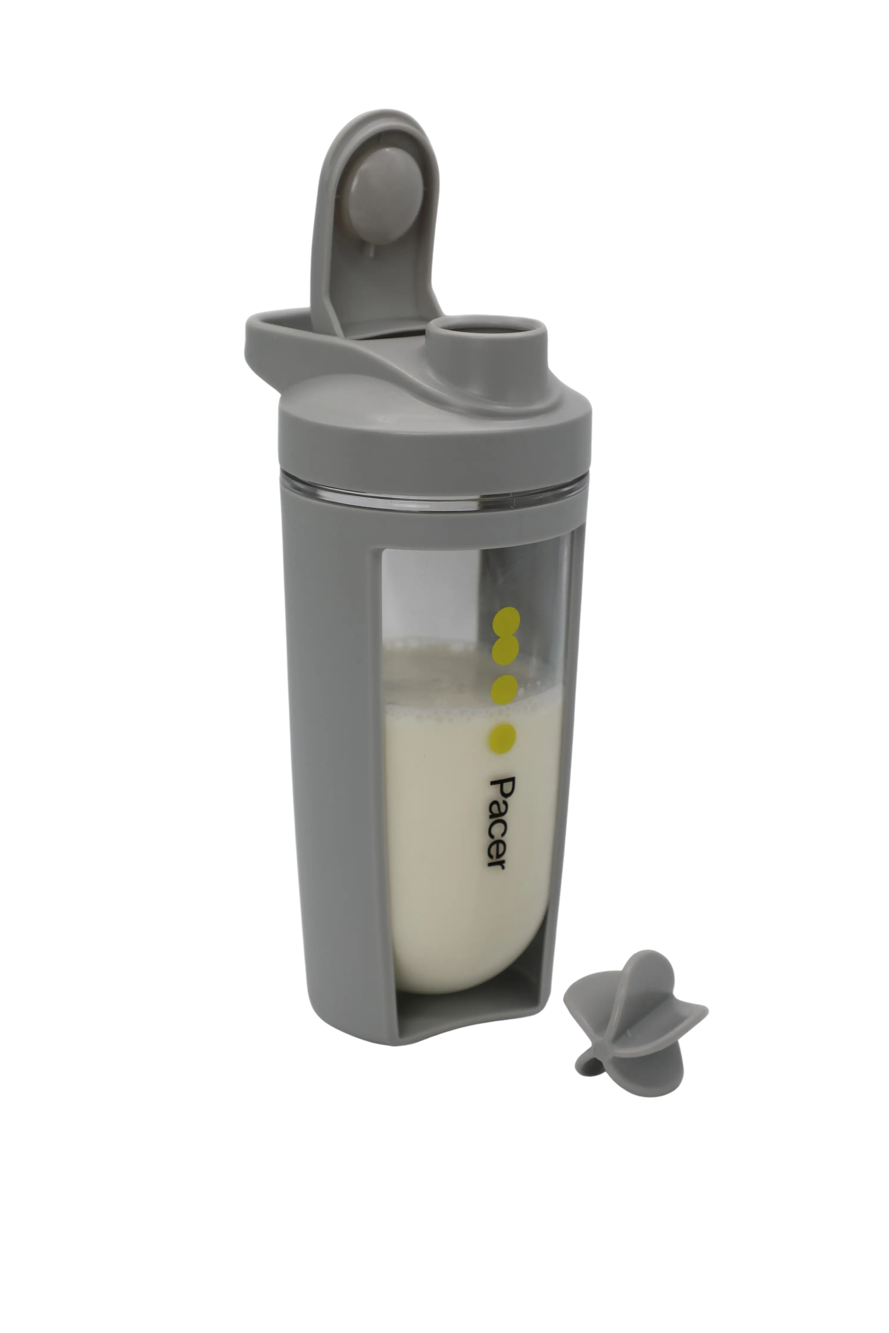 Grijze PACER shaker met PACER-logo, gevuld met shake – dop open en mengprop zichtbaar