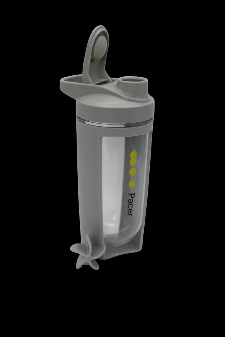 Lege grijze PACER shaker met logo en mengprop – dop open, klaar voor gebruik
